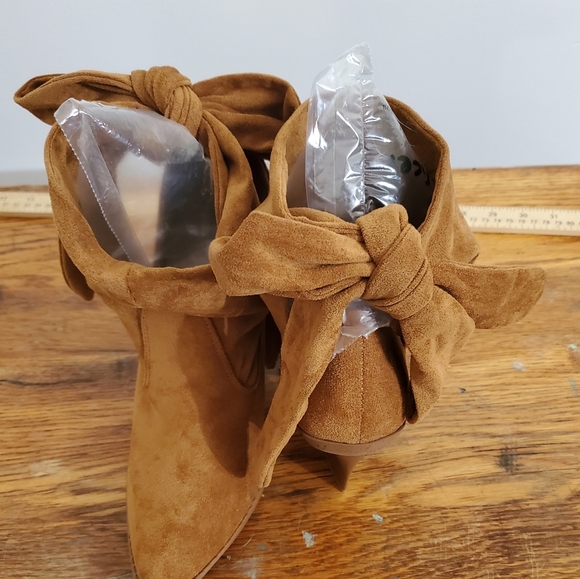 JUST FAB Matte Back Tie Bootie Size 8 Heel Boot Camel Tan Color - Picture 4 of 10